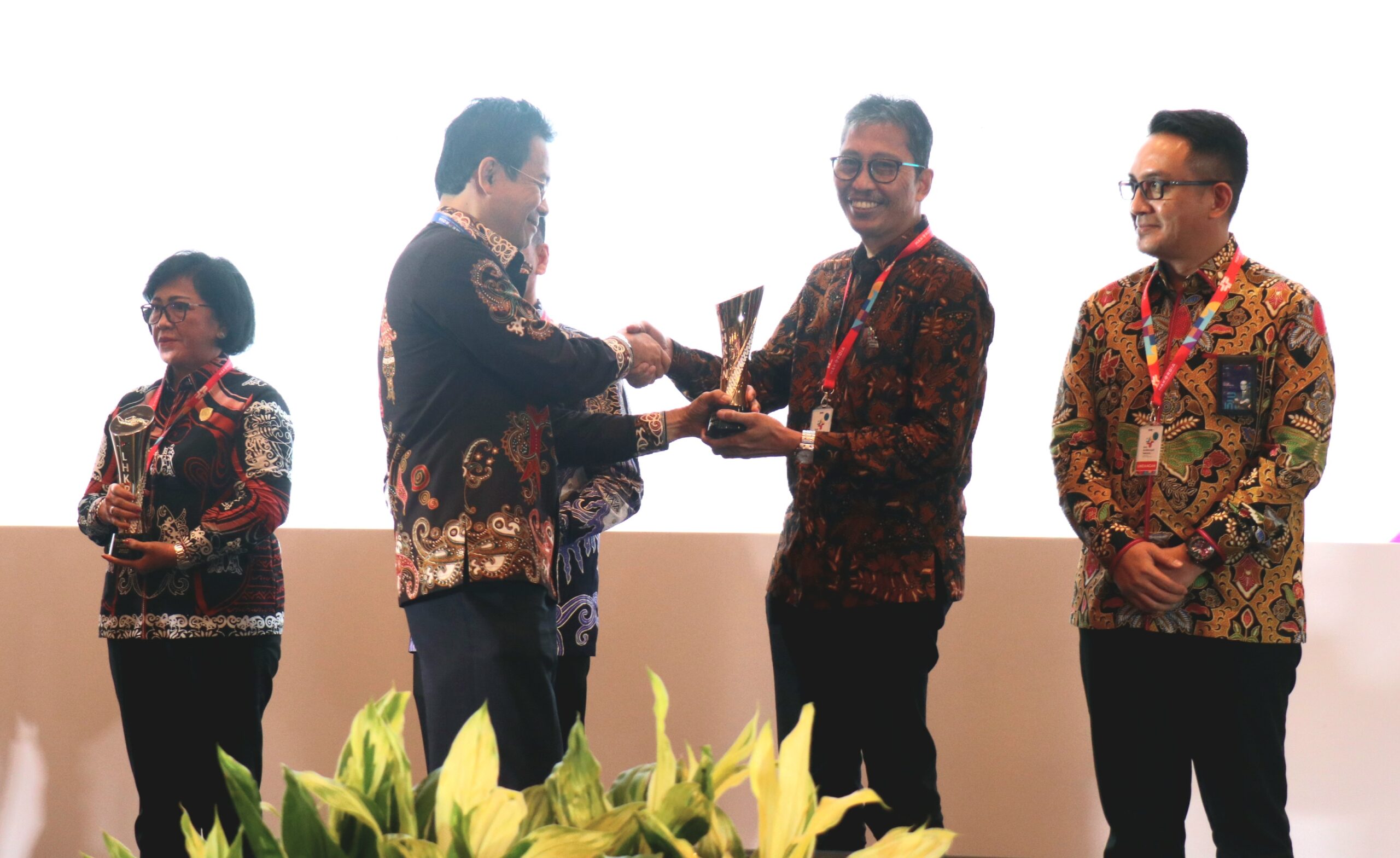 Dirut Bank Jatim, Busrul Iman saat menerima Penghargaan dari Wakil Ketua KPK Jones Tanak