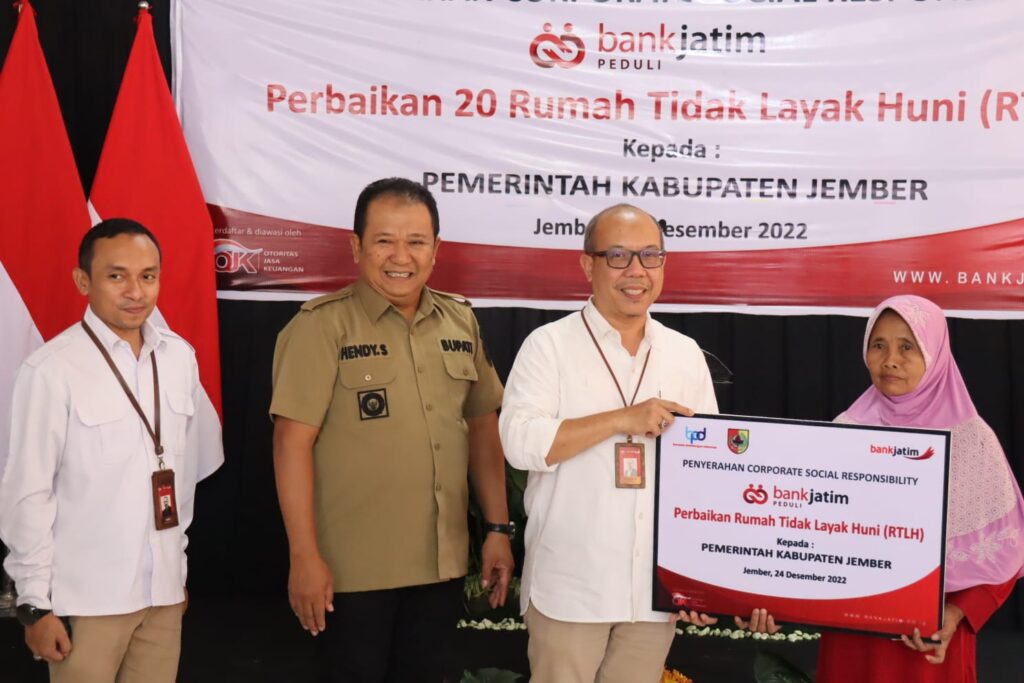 Pada hari yang sama, Arief Wicaksono (Direktur Mikro, Ritel & Menengah bankjatim) menyerahkan bantuan CSR bankjatim peduli berupa Rehabilitasi 20 unit RTLH kepada Hendy Siswanto (Bupati Jember) di Balai Desa Lembengan Kabupaten Jember
