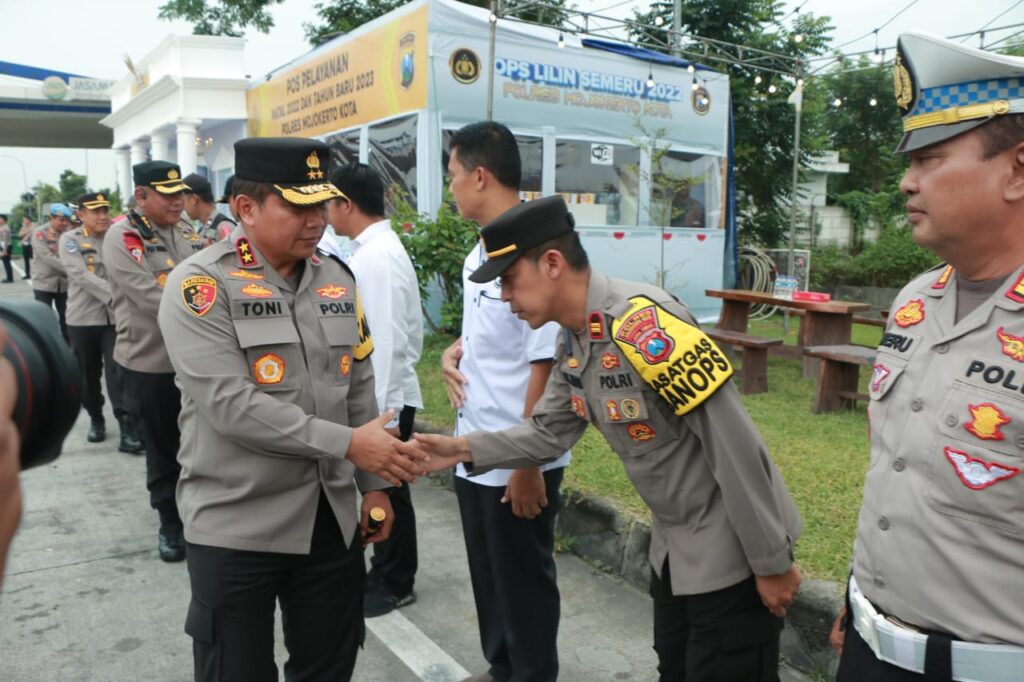 Kunjungan di Posyan Exit Tol Penompo Mojokerto, Kapolda Jatim bersama rombongan melaksanakan Sholat Dhuhur Berjamaah di di Masjid Al-Hasyimi Jl. Raya By Pass No.68 Kec. Magersari Kota Mojokerto