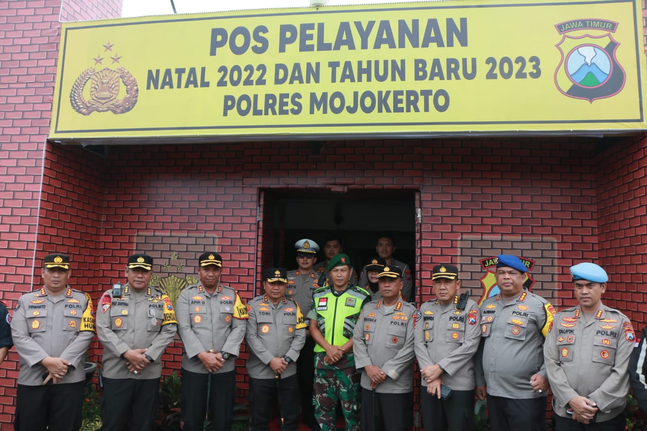 Cek Anggota di Posyan Nataru, Kapolda Jatim Berikan Semangat