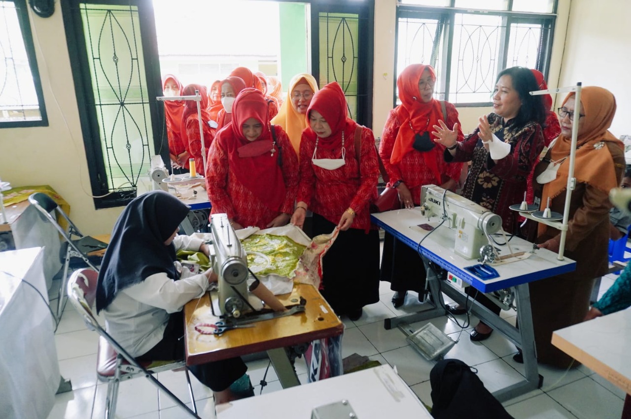 Baksos DWP Kominfo Jatim di UPT Rehabilitasi Sosial Bina Rungu Wicara Pasuruan, Senin (26/12/2022). Foto: dok.infokom jatim