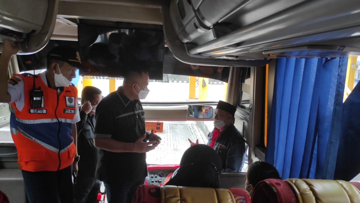 Ketua Komisi D DPRD Jatim, dr Agung Mulyono saat berbicara bersama sopir Bus di terminal Bungurasih.